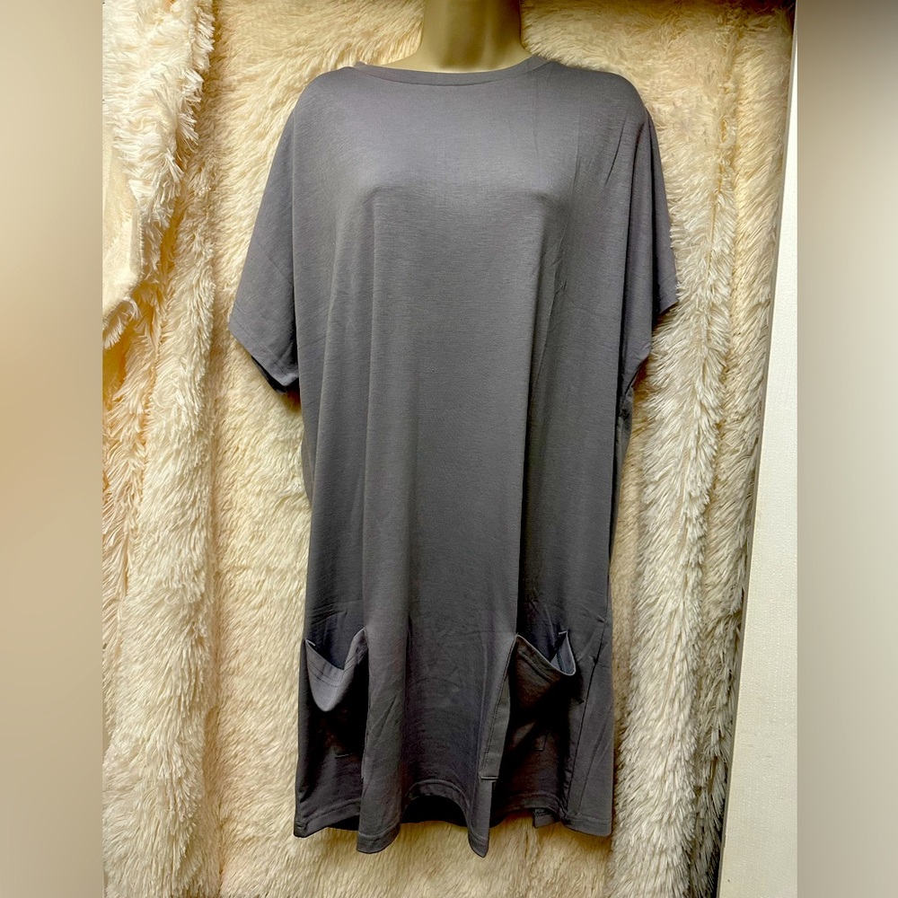 Gray top to wear under leggings